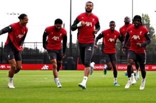 لاعب ليفربول كورتيس جونز يرتدي قميص الفريق