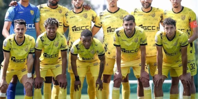 لاعب كرة قدم من فريق المغرب الفاسي يحتفل بتسجيل هدف
