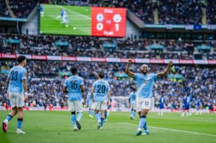 لاعب كرة القدم رودري يرتدي قميص مانشستر سيتي