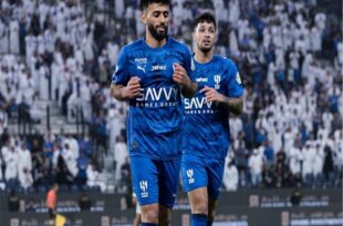 لاعبو الهلال يحتفلون بتسجيل هدف في مباراة ضد نيوم