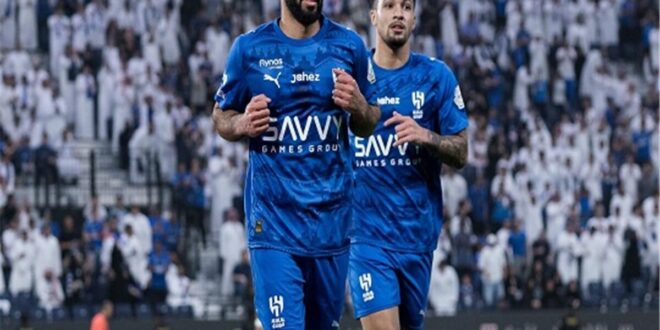 لاعبو الهلال يحتفلون بتسجيل هدف في مباراة ضد نيوم