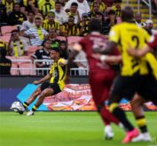 لاعبو الاتحاد والخلود يتنافسون على الكرة في مباراة افتتاحية الدوري السعودي