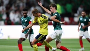لاعبو النصر يحتفلون بهدف الفوز ضد الاتفاق