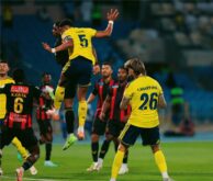 كريستيانو رونالدو يحتفل بهدف مع لاعبي النصر ضد الرياض في الدوري السعودي