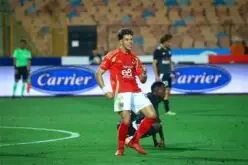 لاعب كرة القدم المصري إمام عاشور يرتدي قميص النادي الأهلي