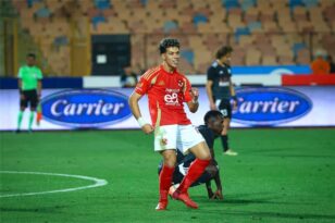 لاعب كرة القدم المصري إمام عاشور يرتدي قميص النادي الأهلي