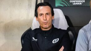لاعبو أستون فيلا يحتفلون بهدف خلال مباراة كأس السوبر الأوروبي ضد باريس سان جيرمان