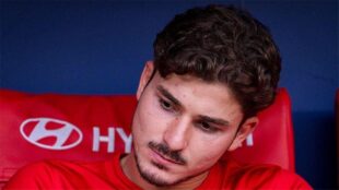 لاعب كرة القدم جوليان ألفاريز يرتدي قميص أتلتيكو مدريد