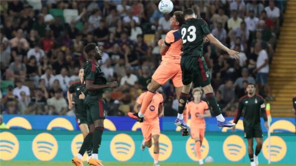 مدرب برشلونة هانز فليك يبدو قلقًا خلال مباراة ودية