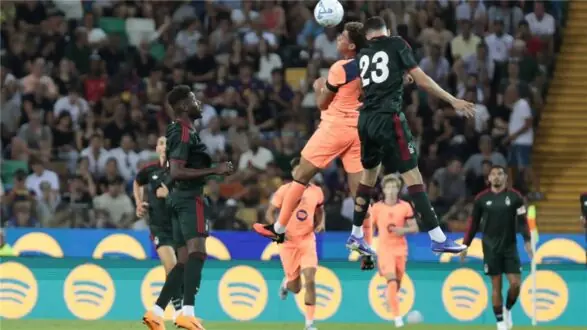 مدرب برشلونة هانز فليك يبدو قلقًا خلال مباراة ودية