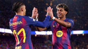 لاعب كرة القدم ميرزا كاتوفيتش يرتدي قميص برشلونة