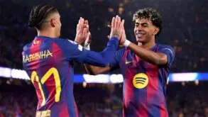 لاعب كرة القدم ميرزا كاتوفيتش يرتدي قميص برشلونة
