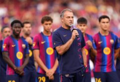 لاعب كرة قدم يرتدي قميص برشلونة يدافع عن مرماه