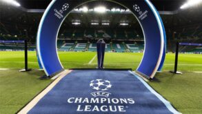 لقطة جماعية للاعبي فريق في دوري أبطال أوروبا يحتفلون بهدف