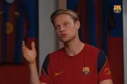 لاعب برشلونة فرينكي دي يونج يتحدث بغضب