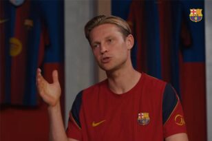 لاعب برشلونة فرينكي دي يونج يتحدث بغضب