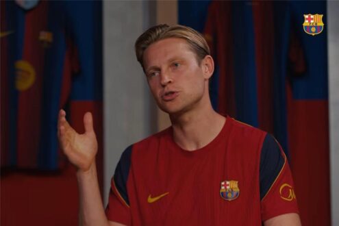 لاعب برشلونة فرينكي دي يونج يتحدث بغضب