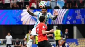 صورة تجمع بين لاعبي منتخبي مصر والأرجنتين خلال مباراة في كأس العالم 2026، مع خلفية تظهر إجراءات أمنية مشددة.