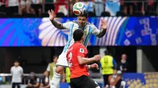 صورة تجمع بين لاعبي منتخبي مصر والأرجنتين خلال مباراة في كأس العالم 2026، مع خلفية تظهر إجراءات أمنية مشددة.
