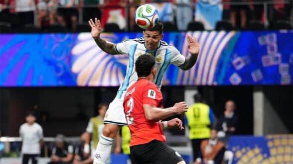 صورة تجمع بين لاعبي منتخبي مصر والأرجنتين خلال مباراة في كأس العالم 2026، مع خلفية تظهر إجراءات أمنية مشددة.