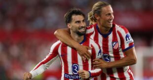 لاعبو أتلتيكو مدريد يحتفلون بهدف خلال مباراة في الدوري الإسباني