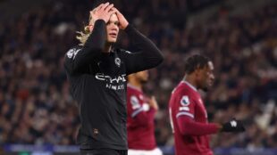 لاعب كرة قدم يختار فريقه في لعبة فانتازي الدوري الإنجليزي