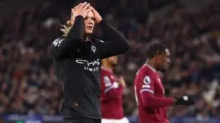لاعب كرة قدم يختار فريقه في لعبة فانتازي الدوري الإنجليزي
