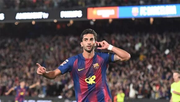 فيران توريس يبتسم وهو يرتدي قميص برشلونة