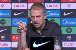 هانز فليك، مدرب برشلونة، يتحدث في مؤتمر صحفي