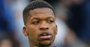 لاعب كرة القدم فلورنتينو لويس يرتدي قميص إبسويتش تاون