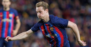 لاعب كرة القدم فرينكي دي يونج يرتدي قميص برشلونة