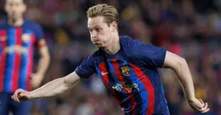 لاعب كرة القدم فرينكي دي يونج يرتدي قميص برشلونة
