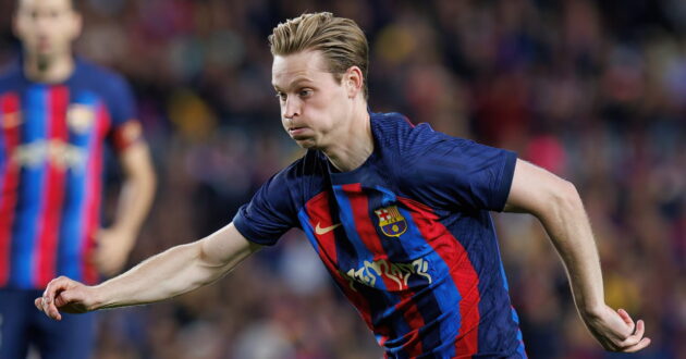 لاعب كرة القدم فرينكي دي يونج يرتدي قميص برشلونة