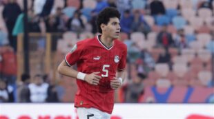 المدافع المصري عمر فايد يرتدي قميص منتخب مصر الأولمبي