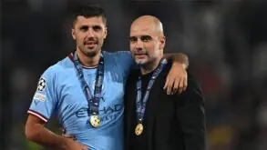 بيب جوارديولا يتحدث مع رودري في الملعب