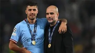 بيب جوارديولا يتحدث مع رودري في الملعب