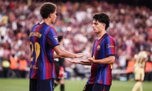 حمزة عبد الكريم لاعب برشلونة يحتفل بهدف