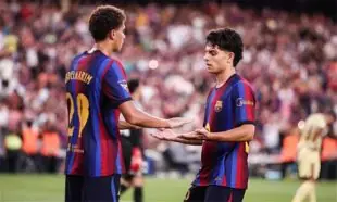 حمزة عبد الكريم لاعب برشلونة يحتفل بهدف