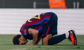 حمزة عبد الكريم لاعب برشلونة يحتفل بهدف خلال مباراة ودية