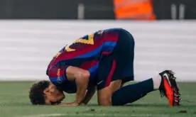 حمزة عبد الكريم لاعب برشلونة يحتفل بهدف خلال مباراة ودية