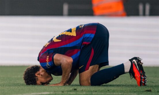 حمزة عبد الكريم لاعب برشلونة يحتفل بهدف خلال مباراة ودية