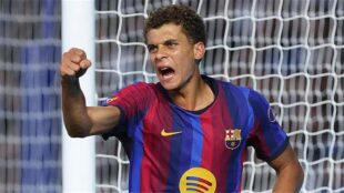 حمزة عبد الكريم لاعب برشلونة يحتفل بهدف