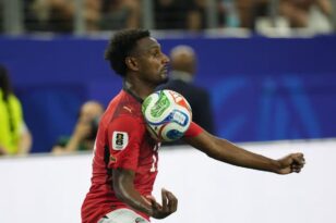 لاعب كرة القدم المصري هيثم حسن يرتدي قميص فريقه