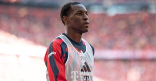 لاعب كرة القدم نيكولاس جاكسون يرتدي قميص أستون فيلا الجديد
