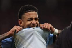 لاعبو مانشستر سيتي وأتلتيكو مدريد يتنافسون على الكرة في مباراة ودية