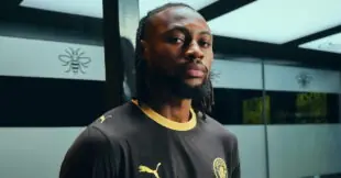 لاعبو مانشستر سيتي وأتلتيكو مدريد يتنافسون على الكرة في الملعب