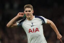 ميكي فان دي فين لاعب توتنهام يحتفل بتوقيع عقد جديد