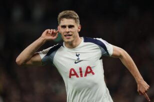 ميكي فان دي فين لاعب توتنهام يحتفل بتوقيع عقد جديد