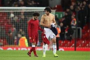 محمد صلاح يصافح أحمد حجازي