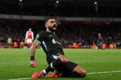 محمد صلاح يرتدي قميص طرابزون سبور مع شعار دوري أبطال أوروبا
